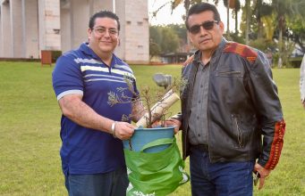 Donan Secuoya Roja para el jardín del Congreso; ciudadano contribuye con el medio ambiente