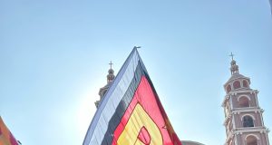 Una oleada roja salpicada de amarillo de esperanza alegra a los acayuqueños