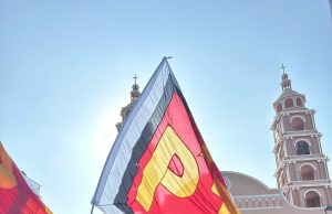 Una oleada roja salpicada de amarillo de esperanza alegra a los acayuqueños