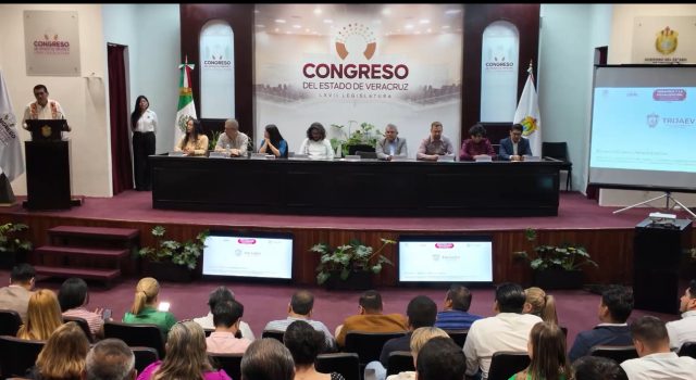 Cincuenta y dos municipios reciben capacitación en el Congreso del Estado